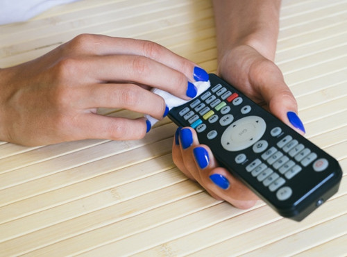 Khử trùng vật dụng thiết yếu. Sau nhận phòng khách sạn, bạn nên dùng khăn lau kháng khuẩn hoặc cồn để vệ sinh những vật dụng khách thường chạm vào như tay nắm cửa, tay nắm tủ quần áo và điều khiển tivi. Nghiên cứu từng chỉ ra, điều khiển là một trong những vật dụng bẩn nhất trong phòng khách sạn.