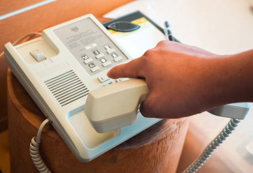 Đảm bảo điện thoại trong phòng hoạt động. Nếu phòng có bố trí điện thoại, bạn nên kiểm tra chúng có hoạt động tốt hay không. Trường hợp không có điện thoại, bạn nên lưu số lễ tân, đảm bảo điện thoại của mình luôn hoạt động đề phòng trường hợp cần hỗ trợ khẩn cấp, yêu cầu dịch vụ hay yêu cầu dọn phòng.