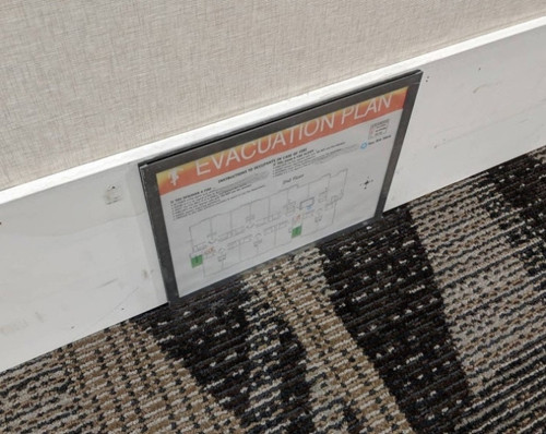 Đọc bản đồ thoát hiểm, xác định lối thoát hiểm. Ngoài thiên tai, hỏa hoạn, khách sạn là nơi lưu trú của nhiều người nên dễ xảy ra tình huống khẩn cấp. Để đảm bảo an toàn, bạn nên đọc bản đồ thoát hiểm, xác định lối thoát hiểm ngay khi nhận phòng.