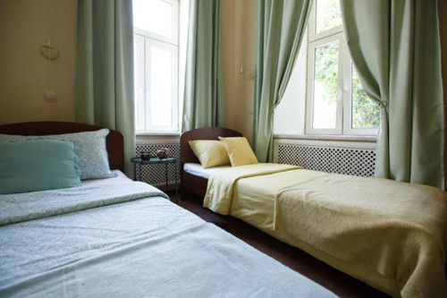 Kiểm tra chăn bông. Ga giường, vỏ chăn thường được thay sau mỗi lượt khách lưu trú nhưng nệm hoặc ruột chăn bông thì không. Phòng khách sạn được nhiều người sử dụng, dễ tích tụ chất bẩn. Để an toàn, bạn nên mang theo chăn riêng khi đi du lịch. Nếu không, bạn nên dùng tấm vải lót để ngăn cơ thể tiếp xúc trực tiếp với chúng.