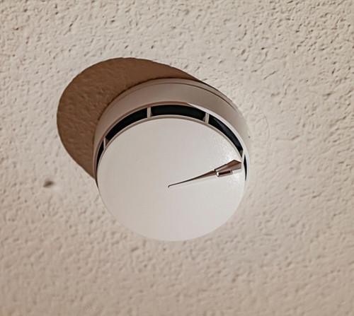 Kiểm tra xem phòng có camera ẩn hay không. Camera ẩn thường không phổ biến song có thể xuất hiện do chủ khách sạn hoặc những người lưu trú trước đó để lại. Dù là ai, việc lắp những camera ẩn này đều ảnh hưởng đến quyền riêng tư của bạn. Hãy kiểm tra xung quanh phòng, tìm kiếm các vật dụng điện tử kỳ lạ hoặc bất cứ thứ gì khả nghi.