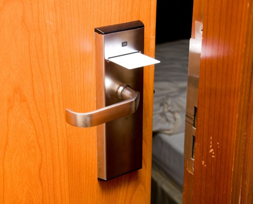 Kiểm tra khóa phòng và thẻ phòng. Khi nhận phòng, bạn nên kiểm tra xem khóa phòng và thẻ phòng có hoạt động bình thường hay không. Đồng thời, bạn nên học cách sử dụng; khóa cửa cả khi ra ngoài và ở trong phòng để tránh rắc rối, ảnh hưởng đến chuyến đi.