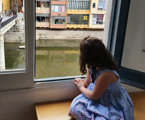 Khóa cửa sổ và cửa ban công, đặc biệt gia đình có con nhỏ. Trẻ nhỏ thường tò mò. Nếu gia đình có con nhỏ, bạn nên khóa cửa sổ và cửa ban công để tránh rủi ro. Bên cạnh đó, khóa cửa sổ và cửa ban công còn nhằm mục đích ngăn chặn những người có ý đồ xâm phạm quyền riêng tư.