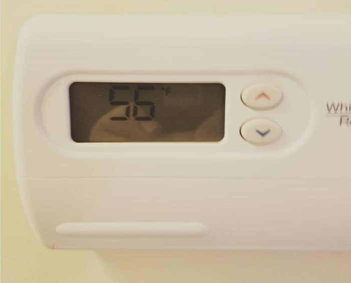 Kiểm tra bộ điều khiển nhiệt độ điều hòa. Nhiệt độ phòng ảnh hưởng trực tiếp đến giấc ngủ, sức khỏe của bạn. Do vậy, bạn nên kiểm tra bộ điều khiển nhiệt độ điều hòa xem có hoạt động bình thường không. Đồng thời, điều chỉnh nhiệt độ phòng thích hợp, tránh quá nóng hoặc quá lạnh.