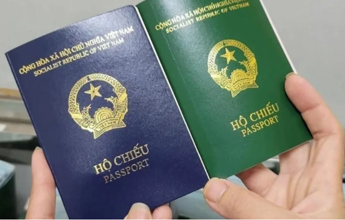 Trong số đó, giấy tờ tùy thân như căn cước công dân, bằng lái, hộ chiếu, thẻ bảo hiểm y tế,... là vật không thể thiếu trong các chuyến du lịch. Nó sẽ giúp ích trong việc thuê mướn phương tiện đi lại, check-in ở sân bay, khách sạn hoặc giải quyết các vấn đề pháp lý.