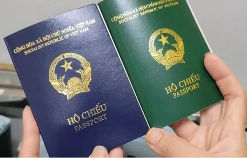 Trong số đó, giấy tờ tùy thân như căn cước công dân, bằng lái, hộ chiếu, thẻ bảo hiểm y tế,... là vật không thể thiếu trong các chuyến du lịch. Nó sẽ giúp ích trong việc thuê mướn phương tiện đi lại, check-in ở sân bay, khách sạn hoặc giải quyết các vấn đề pháp lý.