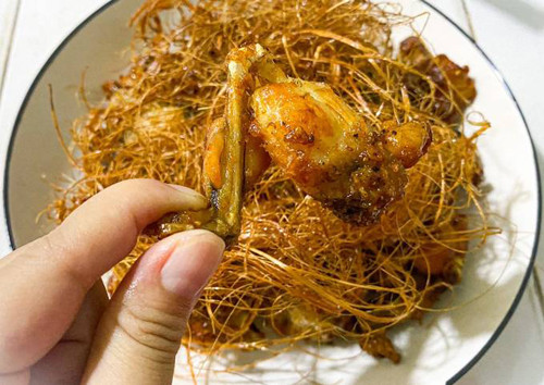 Ếch núp lùm. Ếch núp lùm là món ăn phổ biến với người dân miền Tây. Món ăn được chế biến đơn giản bằng cách tẩm ướp thịt ếch, chiên cùng sả cắt sợi dài tẩm bột chiên giòn. Sau khi chín, thịt ếch được bài trí bắt mắt, phủ trên bằng những sợi sả chiên. Ếch thường được ăn kèm với rau sống, dưa leo, chấm muối ớt hoặc nước mắm.