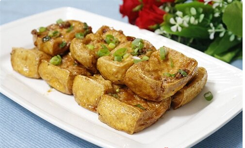 Đậu hũ lướt ván. Đậu hũ lướt ván là tên gọi mỹ miều dành cho món đậu phụ rán giòn thường thấy. Quá trình chế biến, đậu hũ được phủ một lớp bột năng rồi nhúng trứng. Chính lớp phủ này khiến món ngon đậm vị hơn. Cụ thể, đậu sau khi chiên sẽ có lớp vỏ giòn, phần thịt ẩm mềm, bùi béo. Kết hợp với tương ớt, nước mắm chấm, món ngon sẽ tròn vị hơn.