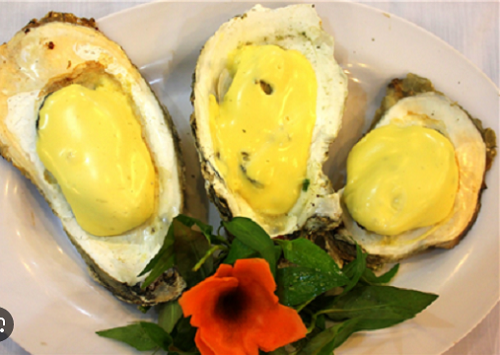 Hàu trùm mền. Không giống cơm gà, lớp mền của hàu được làm từ phô mai. Hàu sau khi được làm sạch, tách vỏ được nướng cùng phô mai vàng óng. Không phải chờ lâu, thực khách sẽ được thưởng thức phần thịt hàu tươi ngọt, béo thơm kết hợp lớp phô mai mịn màng, căng bóng, mới nhìn đã mê mắt.