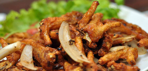 Chân gà quái thú. Sở hữu tên gọi có phần dọa người song món nhậu này vô cùng thơm ngon. Được biết, tên gọi này bắt nguồn từ việc quá trình sơ chế, đầu bếp phải cắt chân gà để lộ phần gân và xương bên trong. Khi món ăn thành phẩm, vẻ ngoài có phần đáng sợ hơn bình thường. Bù lại, người ăn sẽ cảm nhận trọn vẹn vị giòn dai của chân gà cùng nước sốt ngấm sâu vào từng thớ thịt.