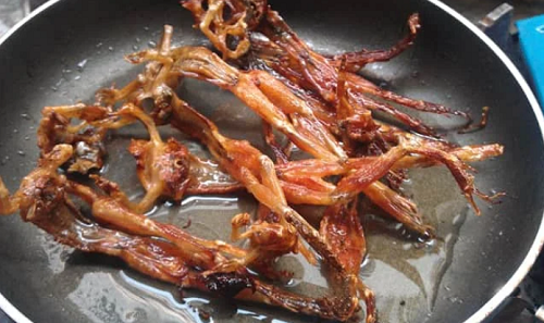 Khô nhái có thể chiên giòn, chiên bơ tỏi, nướng. Không cần chế biến cầu kì, món ngon này khiến dân nhậu suýt xoa bởi vị cay cay, ngọt ngọt, beo béo rất riêng.