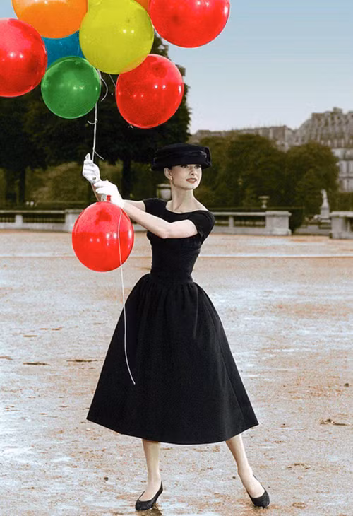  Phong cách thời trang của Audrey Hepburn là nguồn cảm hứng cho người yêu vẻ đẹp cổ điển. Sự sang trọng rất đỗi mẫu mực toát ra từ cách ăn vận của bà tạo nên sự khác biệt rất riêng so với phần còn lại của Hollywood. (Ảnh: SH)