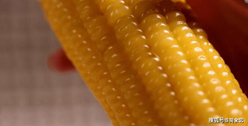 Đặc biệt, ngô giàu chất chống oxy hóa như flavonoid và caroten có khả năng chống lại các gốc tự do, bảo vệ tế bào khỏi hư hại, có lợi cho sức khỏe.