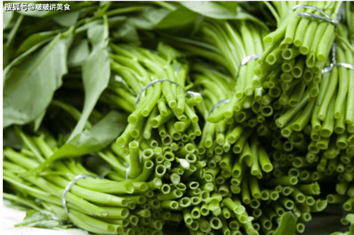 1. Rau muống. Rau muống vị ngọt dịu, nhiều dưỡng chất nên rất được ưa thích. Rau muống là loại rau thu hoạch theo mùa. Hiện kỹ thuật canh tác ngày càng phát triển cho phép rau muống được trồng quanh năm.