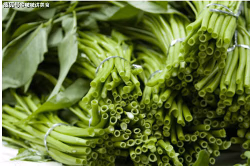 1. Rau muống. Rau muống vị ngọt dịu, nhiều dưỡng chất nên rất được ưa thích. Rau muống là loại rau thu hoạch theo mùa. Hiện kỹ thuật canh tác ngày càng phát triển cho phép rau muống được trồng quanh năm.