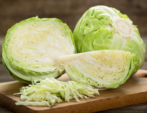 Ngoài việc lạm dụng hóa chất, bắp cải gồm nhiều lớp lá cuộn chặt càng khiến hóa chất được giữ lại lâu hơn. Do vậy, bên cạnh việc bóc lớp lá ngoài cùng để loại bỏ chất bẩn, bạn cần chú ý lựa chọn bắp cải ở những nơi có nguồn gốc rõ ràng. Khi chế biến, nên rửa sạch rau nhiều lần dưới vòi nước.