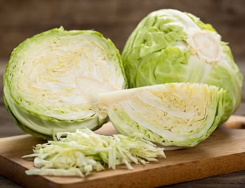 Ngoài việc lạm dụng hóa chất, bắp cải gồm nhiều lớp lá cuộn chặt càng khiến hóa chất được giữ lại lâu hơn. Do vậy, bên cạnh việc bóc lớp lá ngoài cùng để loại bỏ chất bẩn, bạn cần chú ý lựa chọn bắp cải ở những nơi có nguồn gốc rõ ràng. Khi chế biến, nên rửa sạch rau nhiều lần dưới vòi nước.