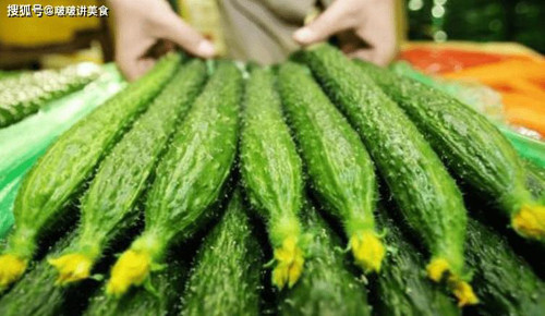 2. Dưa chuột. Quá trình sinh trưởng, dưa chuột thu hút rất nhiều sâu và côn trùng gây hại. Vì lý do này, người nông dân phải sử dụng thuốc trừ sâu để bảo vệ cây trồng.