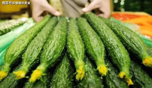 2. Dưa chuột. Quá trình sinh trưởng, dưa chuột thu hút rất nhiều sâu và côn trùng gây hại. Vì lý do này, người nông dân phải sử dụng thuốc trừ sâu để bảo vệ cây trồng.