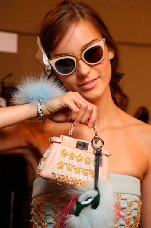 Lý do khác khiến túi xách siêu nhỏ được yêu thích là chúng vừa có tính ứng dụng vừa có tính thời trang cao. Mẫu túi mini có thể đựng vừa điện thoại, son và thẻ thanh ngân hàng đáp ứng nhu cầu sử dụng cơ bản của chị em. Thực vậy, xã hội hiện đại khiến người dùng chỉ cần một chiếc túi gọn nhẹ, đựng vừa điện thoại, thẻ; không cần mang theo nhiều món đồ lỉnh kỉnh.