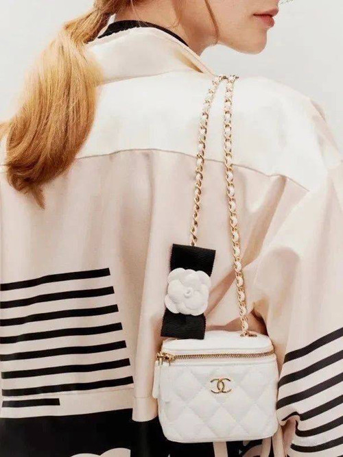 Theo chuyên gia thời trang, túi xách siêu nhỏ có nhược điểm không đựng được nhiều vật dụng. Đây là nhược điểm song cũng là ưu điểm của chúng. Thay vì theo đuổi tính thực dụng, túi xách siêu nhỏ theo đuổi tính tinh tế.