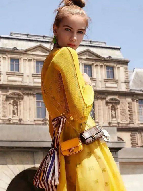 Không chỉ thỏa mãn mặt thị giác, những chiếc túi xách siêu nhỏ còn dễ phối với hầu hết các trang phục, tạo nên vẻ ngoài tinh tế, thời thượng. So với những phụ kiện như đồ trang sức, túi xách siêu nhỏ mang đến cảm giác mới lạ, dễ tạo ấn tượng mạnh với người xung quanh. Chúng kích thích trí tò mò cho người khác, thu hút họ muốn tìm hiểu, khiến người dùng trở nên nổi bật.