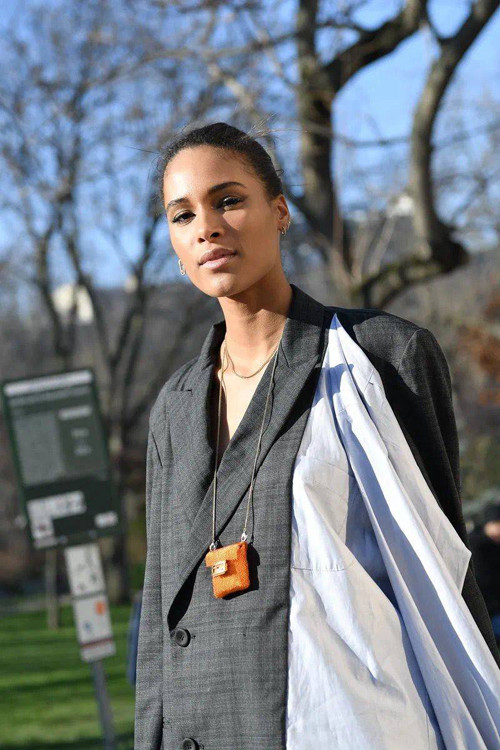 Đặc biệt, mẫu túi siêu nhỏ sẽ tạo nên những phong cách thời trang đa dạng, thú vị thay vì chỉ khư khư cầm ở tay hay đeo chéo quanh vai. Thiết kế nhỏ gọn khiến túi xách siêu nhỏ được biến tấu thành thắt lưng, tạo điểm nhấn quanh eo. Đôi khi, nó sẽ được trưng dụng như một chiếc vòng cổ, vừa cá tính vừa khí chất.