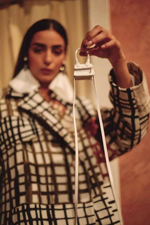 Nhỏ xíu, thậm chí không có khả năng lưu trữ đồ vật song túi xách siêu nhỏ không vì thế bị “thất sủng”. Chúng xuất hiện liên tục trong những sự kiện thời trang, bữa tiệc xa hoa, được người nổi tiếng ưu ái.