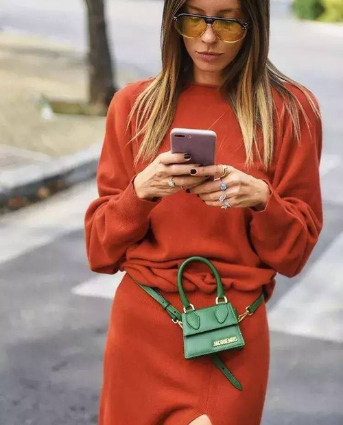 Nếu như thiết kế túi to khiến người đeo dễ luộm thuộm thì túi xách nhỏ giúp các cô nàng, nhất là những cô nàng thấp bé tròn trịa trở nên thon gọn hơn.