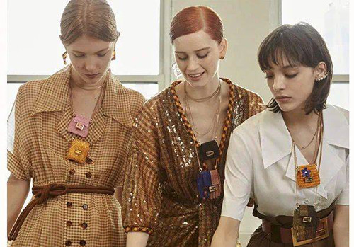 Thời gian gần đây, tín đồ thời trang tỏ ra đặc biệt yêu thích những chiếc túi xách siêu nhỏ. Kích thước nhỏ xíu, đôi khi chỉ đựng vừa một viên kẹo, so với túi xách thông thường, túi xách siêu nhỏ hoàn toàn bất lợi trong việc cạnh tranh về tính hữu dụng. (Ảnh: Sohu)