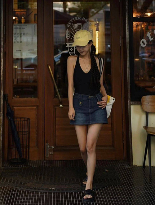 Ngoài ra, bạn có thể thử biến áo tắm thành những chiếc croptop, kết hợp cùng quần jeans boyfriend, váy bút chì, quần shorts, váy mini để tạo vẻ ngoài sành điệu.