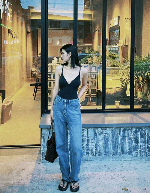 Chọn áo ôm tôn dáng, không ham cắt xẻ. Đồ bơi được thiết kế phù hợp với môi trường bơi lội dưới nước. So với trang phục thường ngày, đồ bơi có độ hở nhiều hơn. Để theo trend mặc đồ bơi ra đường không lố, chị em nên chọn thiết kế ôm sát tôn dáng, tránh ham cắt xẻ mạnh tay.