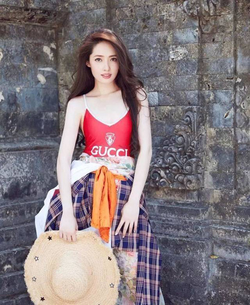 Với sự sáng tạo không ngừng, đồ bơi không còn giới hạn trong phạm vi hồ bơi. Áo tắm một mảnh, đồ bơi kiểu tankini có thể phối cùng váy mini, shorts hoặc váy xuyên thấu tạo nên vẻ ngoài sành điệu mà không quá phô trương.