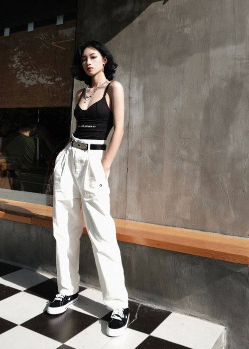 Một điểm cộng khác cho xu hướng mặc đồ tắm ra đường là trang phục có khả năng ôm sát, tôn đường cong, giúp người mặc khoe tối đa lợi thế hình thể.