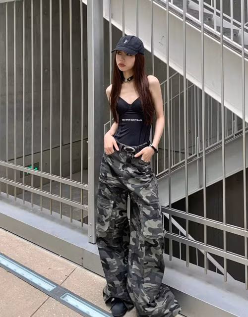 Kết hợp áo tắm với quần tây, quần ống rộng, quần yếm,... cũng là gợi ý không tồi. Phối kiểu này, bạn sẽ tạo nên tổng thể trên bó sát, dưới lỏng lẻo, rất hợp với những người yêu thích phong cách Hipster.