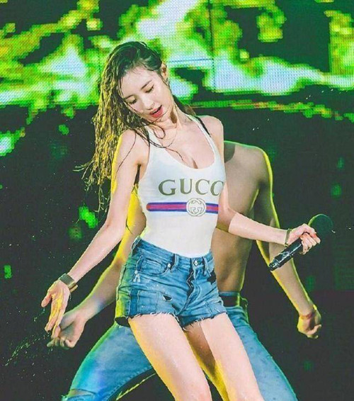 Trong hình, cô gái chọn áo tắm một mảnh, họa tiết đơn giản kết hợp quần jeans ngắn. Vẻ ngoài không có cảm giác khoa trương nhưng vẫn tôn lên vóc dáng thanh mảnh, năng động của người mặc.