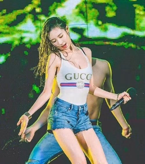 Trong hình, cô gái chọn áo tắm một mảnh, họa tiết đơn giản kết hợp quần jeans ngắn. Vẻ ngoài không có cảm giác khoa trương nhưng vẫn tôn lên vóc dáng thanh mảnh, năng động của người mặc.