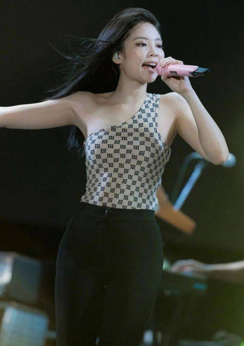 Thời gian gần đây, cách phối đồ tắm được nhiều người nổi tiếng áp dụng. Các thành viên của nhóm nhạc nổi tiếng thế giới BLACKPINK từng khiến fans hết lời khen ngợi vẻ ngoài của mình. Để mặc đẹp như idol, trang Sohu gợi ý 3 cách phối đồ đơn giản, hầu hết mọi người đều có thể áp dụng.