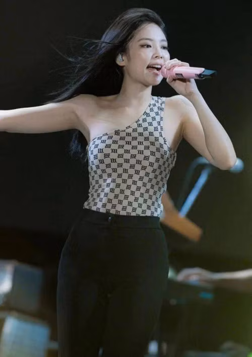 Thời gian gần đây, cách phối đồ tắm được nhiều người nổi tiếng áp dụng. Các thành viên của nhóm nhạc nổi tiếng thế giới BLACKPINK từng khiến fans hết lời khen ngợi vẻ ngoài của mình. Để mặc đẹp như idol, trang Sohu gợi ý 3 cách phối đồ đơn giản, hầu hết mọi người đều có thể áp dụng.