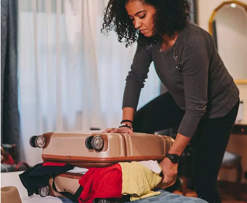 Kế hoạch chuyến đi. Dù đi xa hay gần, bạn nên chuẩn bị sẵn hành trình chi tiết những địa điểm sẽ khám phá. Kế hoạch chuyến đi nên bao gồm đặt chỗ khách sạn, danh sách số điện thoại cần thiết, trạm xe lửa hoặc xe buýt gần nhất,...