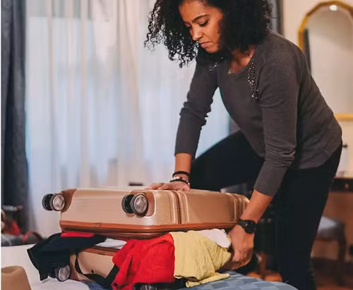 Kế hoạch chuyến đi. Dù đi xa hay gần, bạn nên chuẩn bị sẵn hành trình chi tiết những địa điểm sẽ khám phá. Kế hoạch chuyến đi nên bao gồm đặt chỗ khách sạn, danh sách số điện thoại cần thiết, trạm xe lửa hoặc xe buýt gần nhất,...