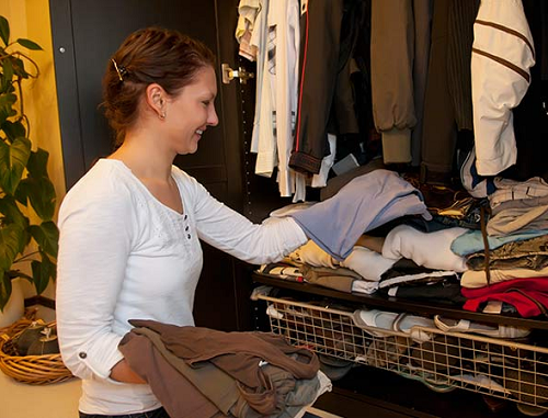 Quần áo. Lựa chọn quần áo liên quan mật thiết đến địa điểm, thời tiết, các hoạt động tham gia. Với kì nghỉ ngắn ngày dịp nghỉ lễ 2/9, bạn nên bắt đầu từ những trang phục cơ bản như đồ lót, áo phông, quần lửng, quầy tây, quần jean và short. Ưu tiên những trang phục dễ giặt, nhanh khô. Những chiếc váy liền thân cũng là lựa chọn tuyệt vời. Chúng chiếm không gian nhỏ trong túi đồ, phù hợp với nhiều hoạt động.