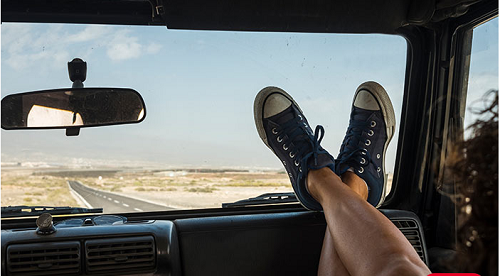 Giày dép. Giày dép là một trong những vật dụng cần thiết song nhiều người lại lựa chọn sai. Bạn nên chuẩn bị một đôi giày cực kỳ thoải mái để dạo phố; giày cao gót màu đen hoặc giày đế bệt màu da cho các buổi tiệc và dép đi biển. Bạn nên sử dụng chúng một thời gian trước khi mang theo vì nhiều đôi dép, giày mới có thể không thoải mái.