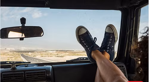 Giày dép. Giày dép là một trong những vật dụng cần thiết song nhiều người lại lựa chọn sai. Bạn nên chuẩn bị một đôi giày cực kỳ thoải mái để dạo phố; giày cao gót màu đen hoặc giày đế bệt màu da cho các buổi tiệc và dép đi biển. Bạn nên sử dụng chúng một thời gian trước khi mang theo vì nhiều đôi dép, giày mới có thể không thoải mái.