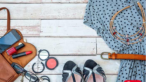 Đồ dùng cá nhân. Mặc dù có thể dễ dàng mua được nhưng bạn nên mang theo đồ dùng cá nhân như kem đánh răng, bàn chải, lược, khăn mặt, sữa tắm, dầu gội, mỹ phẩm dưỡng da, trang điểm, túi ngủ, kính râm, đồ trang sức,... Việc chuẩn bị trước giúp bạn chủ động, tiết kiệm thời gian, tiền bạc. Nhờ vậy, bạn có thể tận hưởng chuyến đi thay vì lưu tâm việc tìm mua chúng.