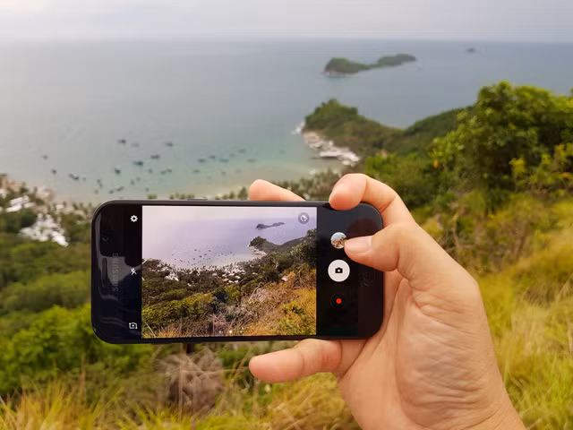 Thiết bị điện tử. Những món đồ công nghệ như điện thoại, sạc dự phòng, đèn pin, máy ảnh, thẻ nhớ, USB,...là những vật dụng cần thiết khi đi du lịch. Nó giúp bạn chủ động trong việc liên lạc, ghi lại hình ảnh đáng nhớ,... Để bảo vệ chúng, bạn nên đặt trong hộp đựng chống nước, túi đựng điện tử để tránh hư hỏng, dây bị rối.