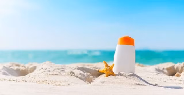 Kem chống nắng. Để bảo vệ da suốt chuyến đi, bạn nên mang theo kem chống nắng. Nên chọn loại phù hợp với loại da và không tan trong nước, chỉ số SPF cao.