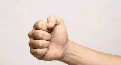 4. Nắm đấm mạnh mẽ. Tuổi thọ nam giới liên quan rất nhiều đến sức mạnh của nắm đấm. Trung y cho rằng, sức mạnh nắm đấm đàn ông có mối liên hệ mật thiết với kinh gan. Sức mạnh nắm đấm càng mạnh, kinh gan càng tốt và chức năng gan tốt ảnh hưởng trực tiếp đến sức khỏe tổng thể.