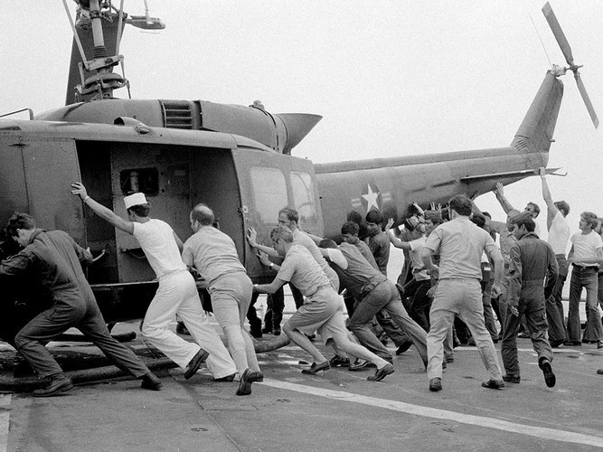 Để lấy chỗ cho những chiếc máy bay khác hạ cánh, người ta đã buộc phải đẩy một vài chiếc trực thăng xuống biển Đông. Những chiếc trực thăng trị giá hàng triệu Mỹ kim đã bị phá hủy một cách không thương tiếc trong cuộc "chạy loạn có tổ chức" này. Nguồn ảnh: PBS.