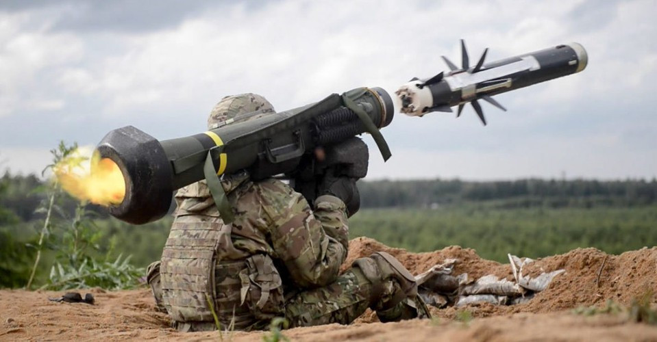 Tên lửa FGM-148 Javelin mang đầu nổ lõm nối tiếp để quét sạch giáp phản ứng nổ, do vậy sự bổ sung giáp Kontakt 5 hay Relikt trên xe tăng Nga không thực sự có ý nghĩa.